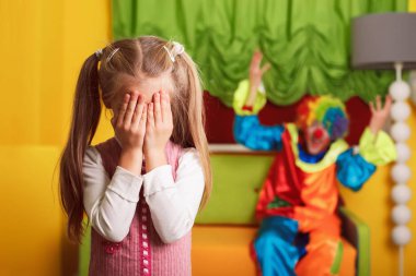 Kız oynamaktan palyaço ile saklambaç