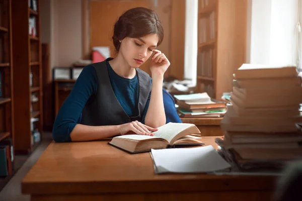 Clever student woman in library — Stock Photo, Image