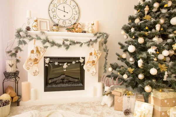 Interior de vacaciones con chimenea y árbol de Navidad —  Fotos de Stock