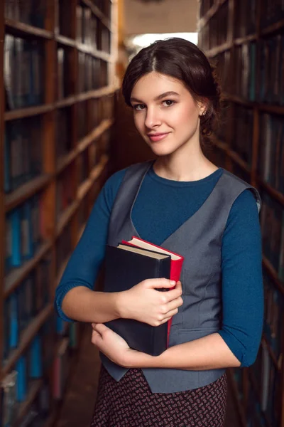 Fiatal nő az egyetemi könyvtár — Stock Fotó