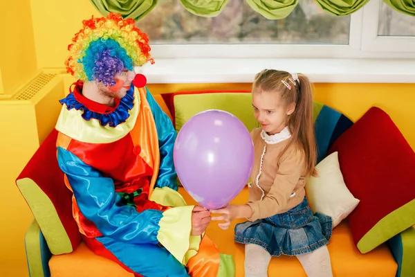 Palyaço balon küçük kıza veriyor — Stok fotoğraf