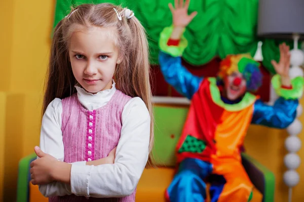 Payaso tratando de animar a chica triste — Foto de Stock