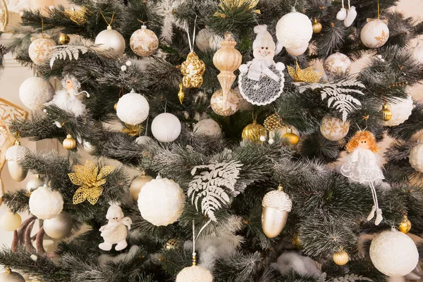 Weihnachtsbaum mit Spielzeug geschmückt — Stockfoto
