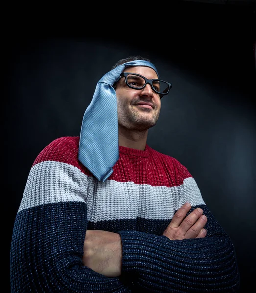 Man in brillen met stropdas op hoofd — Stockfoto