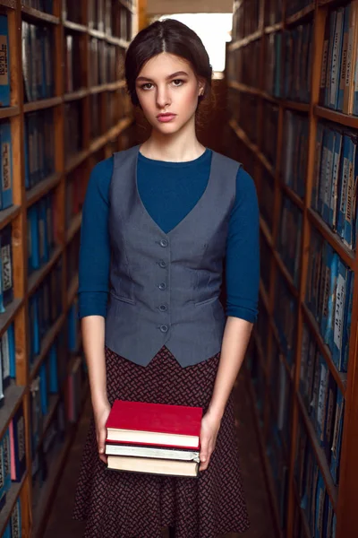 Jovem mulher na biblioteca universitária — Fotografia de Stock