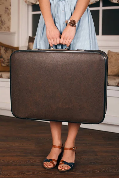 Mujer con maleta en interior vintage — Foto de Stock