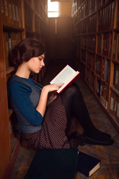 Mladá žena v univerzitní knihovně — Stock fotografie