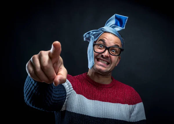 Hombre con anteojos y corbata en la cabeza —  Fotos de Stock