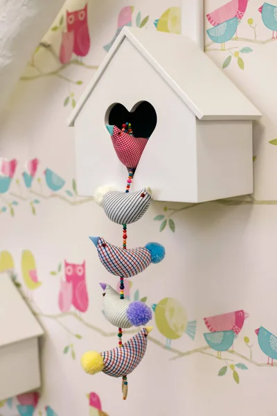 Birdhouse colgando en la pared —  Fotos de Stock