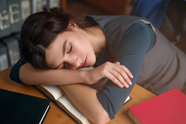 Mujer se quedó dormida mientras leía libro —  Fotos de Stock