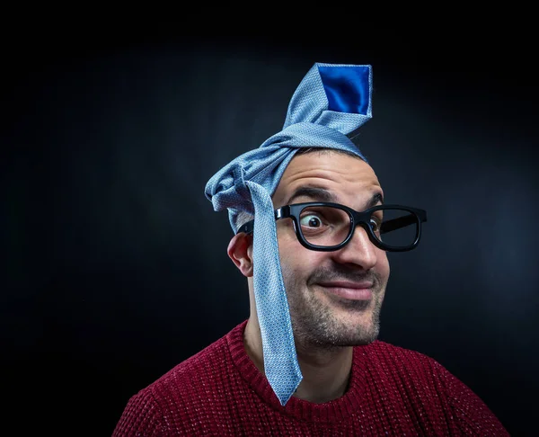 Hombre con anteojos y corbata en la cabeza — Foto de Stock