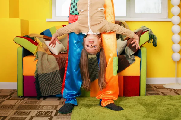 Clown bedrijf meisje hals over kop — Stockfoto