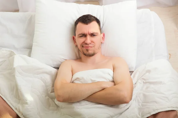 Uomo addormentato sdraiato a letto — Foto Stock