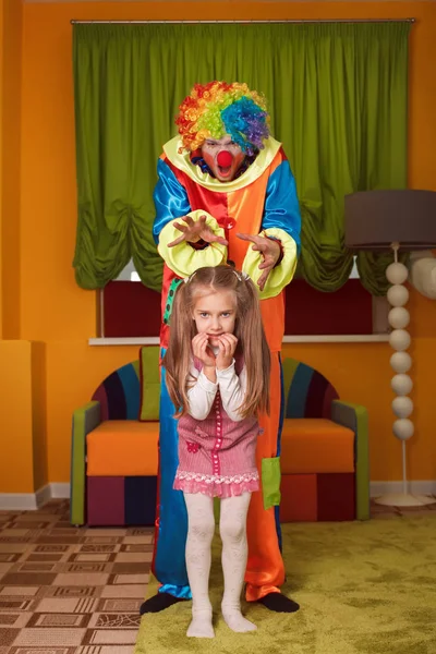 Liten flicka rädd av clown — Stockfoto