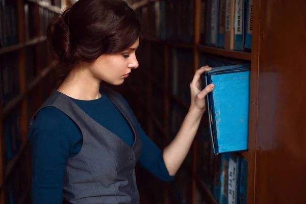 Młoda kobieta w bibliotece Uniwersyteckiej — Zdjęcie stockowe