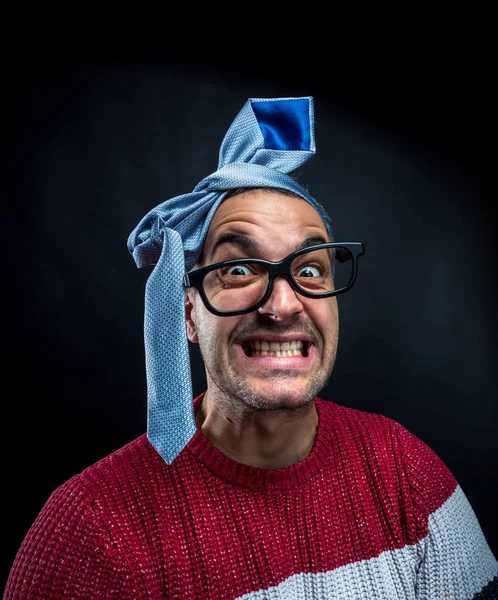 Homem de óculos com gravata na cabeça — Fotografia de Stock