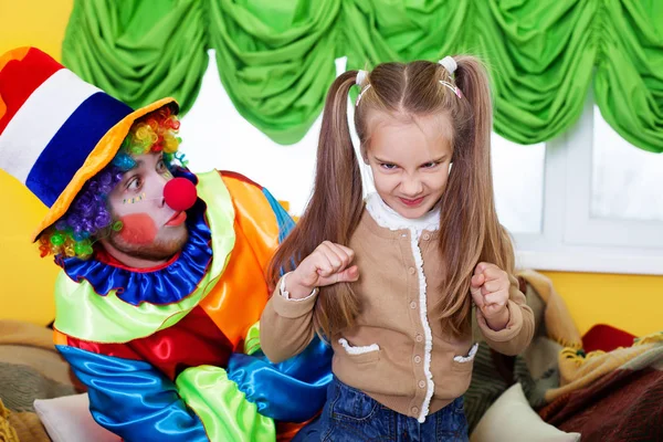 Liten flicka och clown spelar tillsammans — Stockfoto