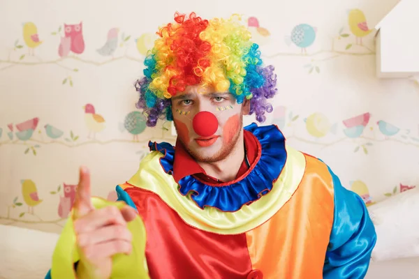 Clown con il dito puntato verso l'alto — Foto Stock