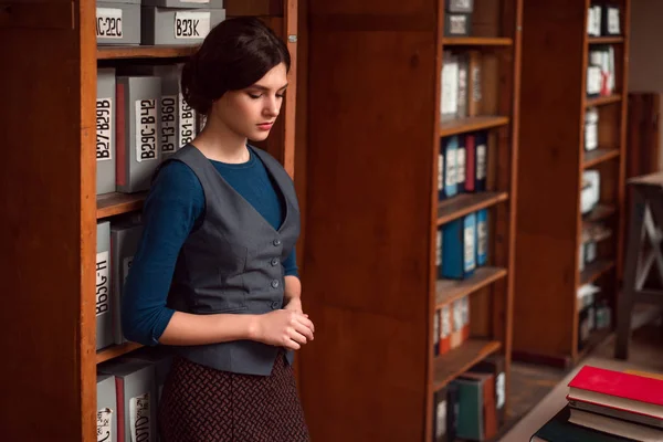 Junge Frau in der Universitätsbibliothek — Stockfoto