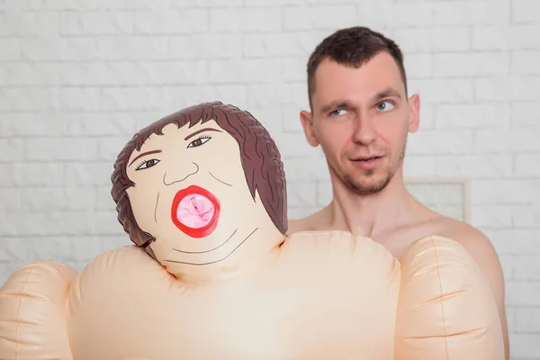Homme tenant gonflable sexe poupée — Photo