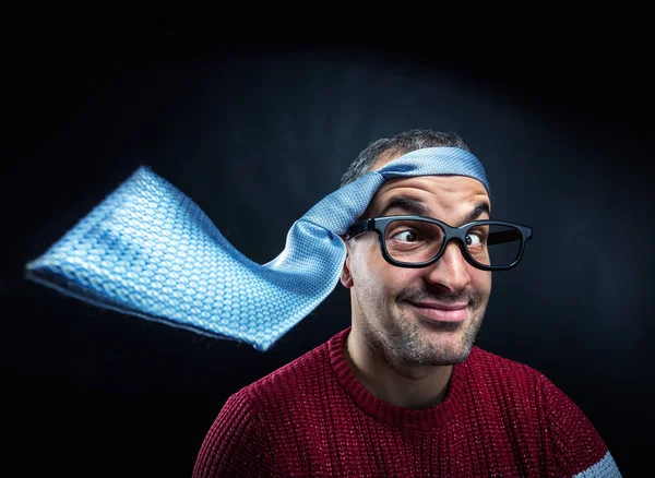 Mannen i glasögon med slips på huvud — Stockfoto