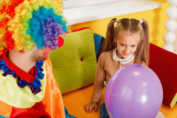 Clown donner ballon à petite fille — Photo