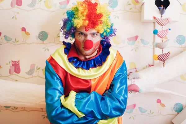 Arg clown i rolig kostym — Stockfoto