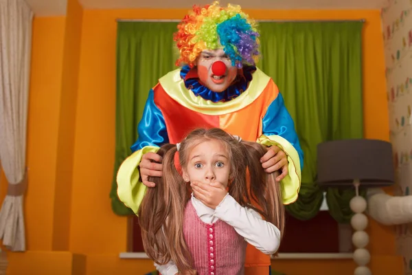 Meisje die bang zijn voor clown — Stockfoto