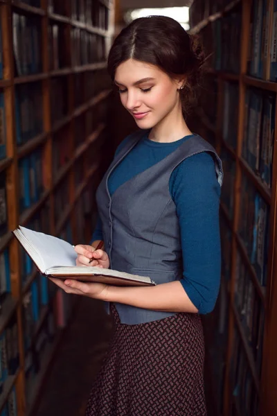 Mujer joven en la biblioteca universitaria —  Fotos de Stock
