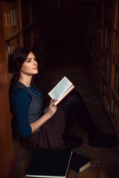 대학 도서관에서 젊은 여자 — 스톡 사진