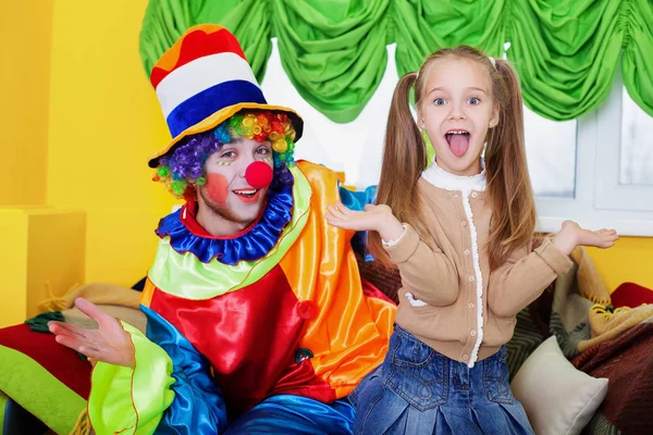 Menina e palhaço jogar — Fotografia de Stock