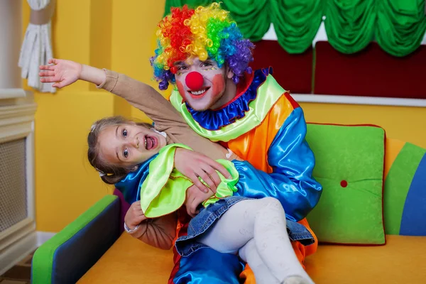 Petite fille et clown s'amuser — Photo