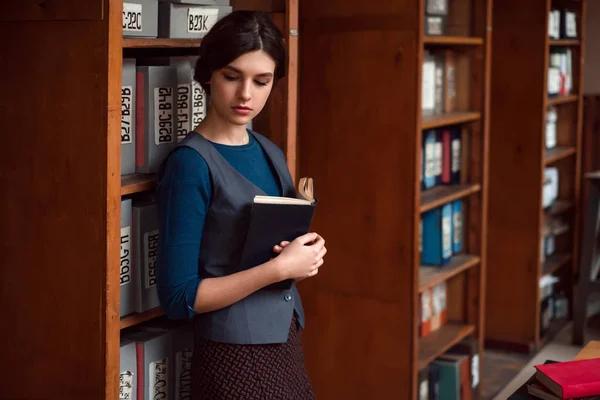 Νεαρή γυναίκα στην πανεπιστημιακή βιβλιοθήκη — Φωτογραφία Αρχείου