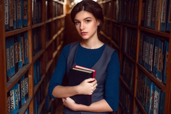 Junge Frau in der Universitätsbibliothek — Stockfoto