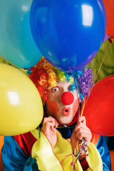 Porträtt av clown med massa ballonger — Stockfoto