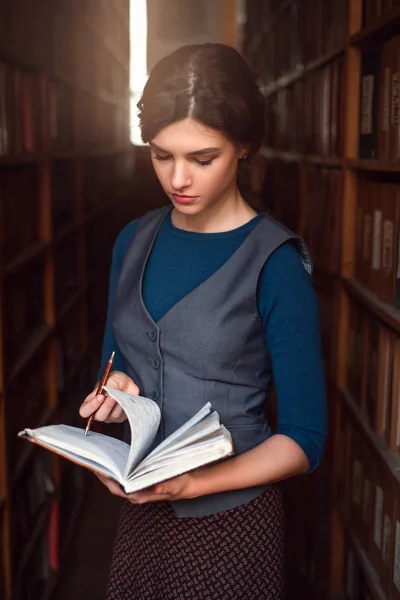 Jonge vrouw in de Universiteitsbibliotheek — Stockfoto