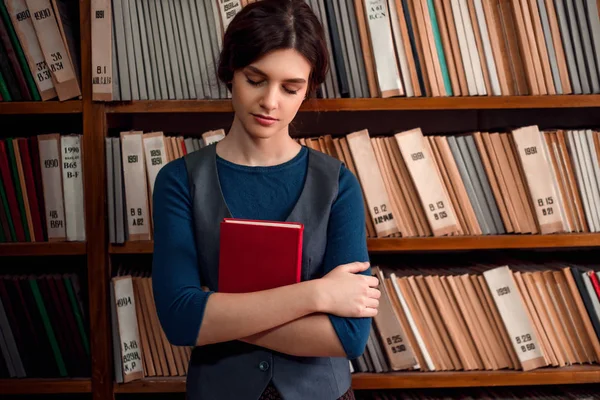 Młoda kobieta w bibliotece Uniwersyteckiej — Zdjęcie stockowe