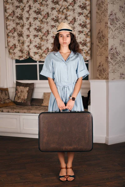 Mulher com mala no interior do vintage — Fotografia de Stock