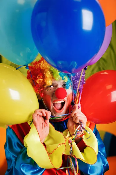Portret van clown met bos van ballonnen Stockfoto