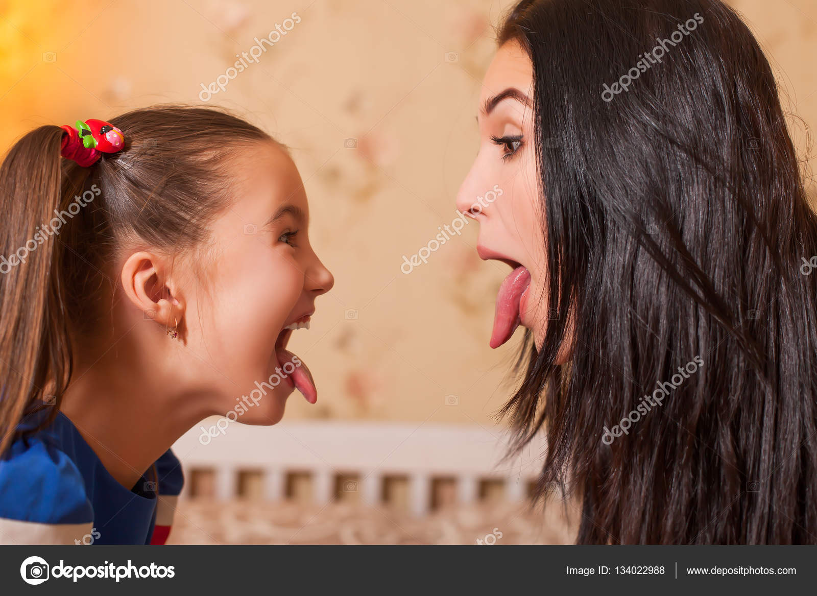 Girls Tong Kiss
