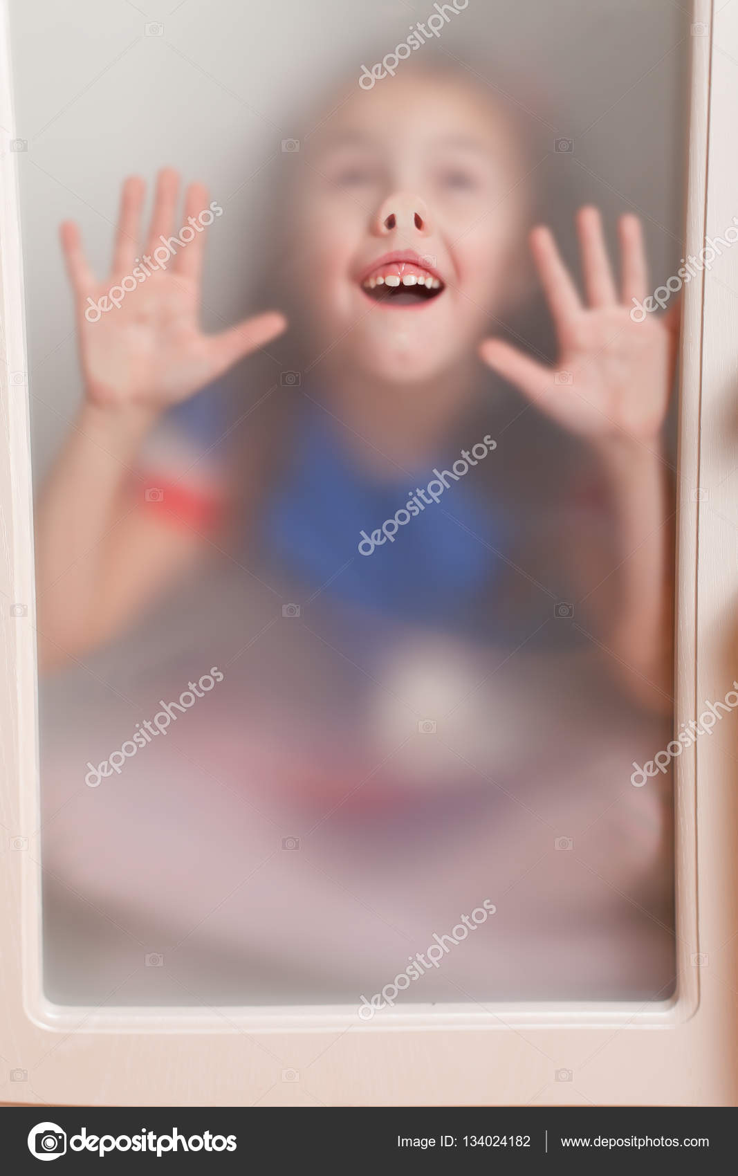 Человек прижался к стеклу. Девушка за мокрым стеклом. Человек за стеклом. Дождь за окном. Лицо через стекло.