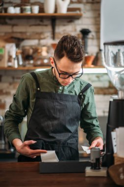 Erkek garson çek hazırlar