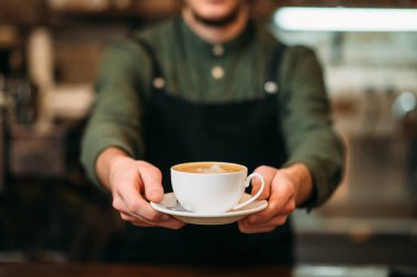 Barista kahve tutar