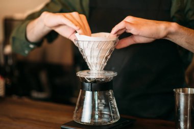 Barista demlenmiş kahve yapma 