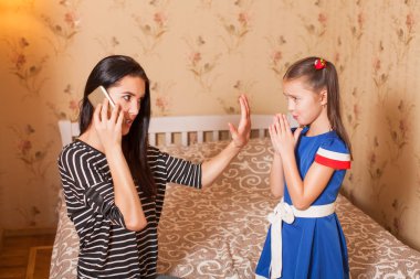 Anne sessiz tutmak için soran kızı