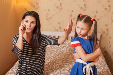 Anne sessiz tutmak için soran kızı