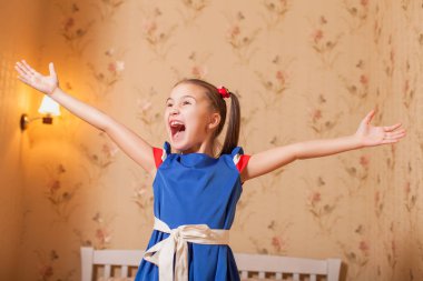 elleri uzanmış olan küçük kız 