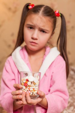 Bardağın dolu tablet ile küçük kız