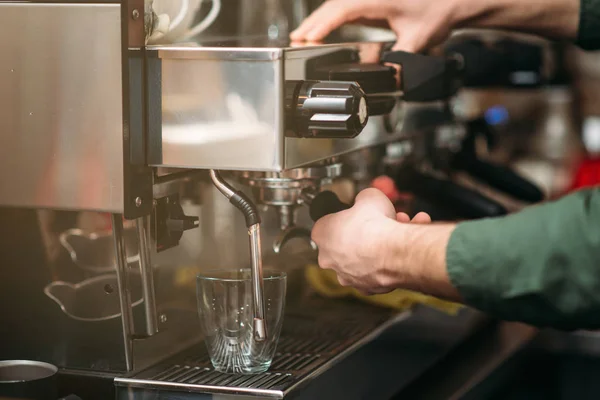 Homme faisant du café avec machine à café — Photo