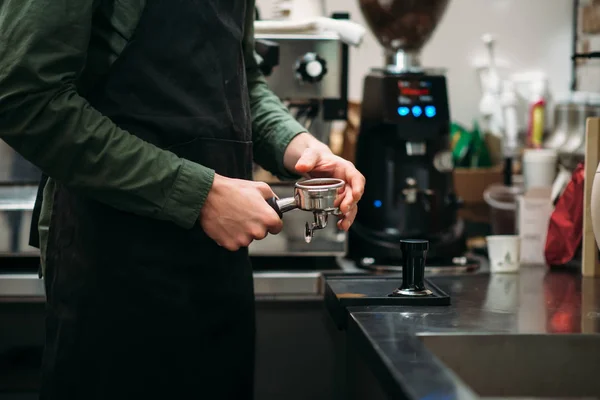 Mann kocht Kaffee mit Kaffeemaschine — Stockfoto